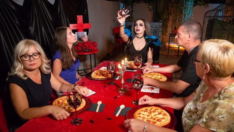 Večera za 5 na selu: "Vampirica" Olja svojim je gostima poslužila mozak za desert