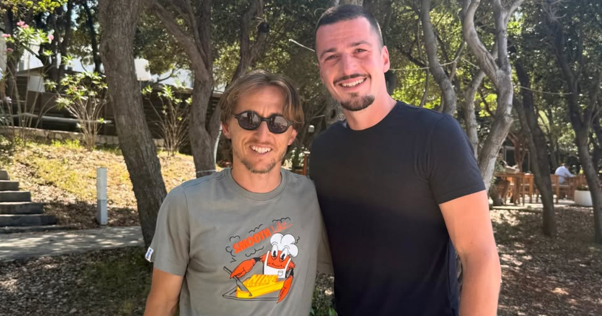 Modrićev outfit za plažu sve je samo ne dosadan. Pronašli smo oba komada
