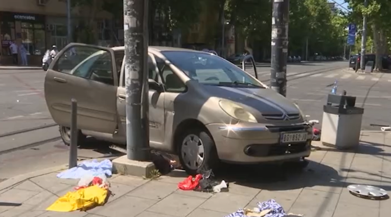 U Beogradu potjera za vozačem. Ukrao auto, ozlijedio muškarca i dvije djevojčice