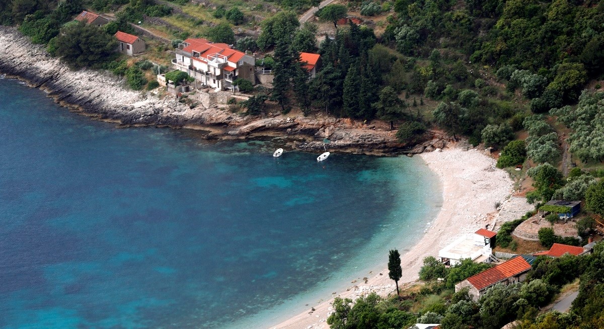 Bura uhvatila Ukrajince na kajaku kod Krka, bacila ih na stijene. Spašeni su