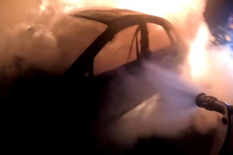 VIDEO Auto planuo na A2 između Jankomira i Zaprešića, vatrogasci objavili snimku