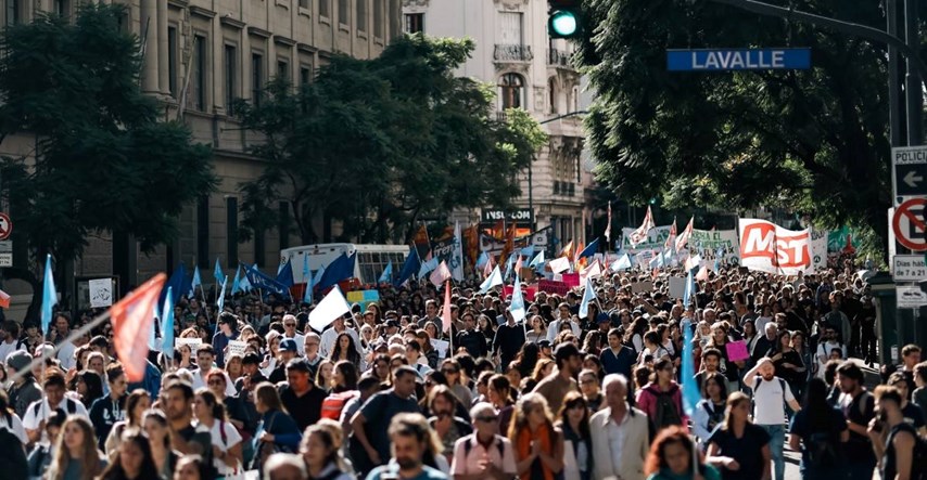 Stotine tisuća Argentinaca izašlo na ulice, prosvjeduju protiv mjera štednje
