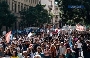 Stotine tisuća Argentinaca izašlo na ulice, prosvjeduju protiv mjera štednje