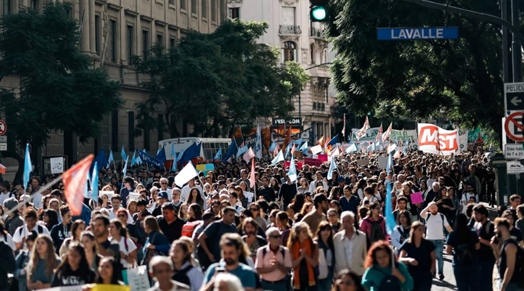 Argentina uvodi mjere štednje, smanjuje davanja fakultetima. Izbili veliki prosvjedi