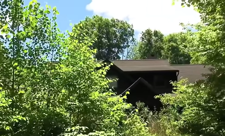 U SAD-u kupio kuću na dražbi. U njoj pronašao tri tijela
