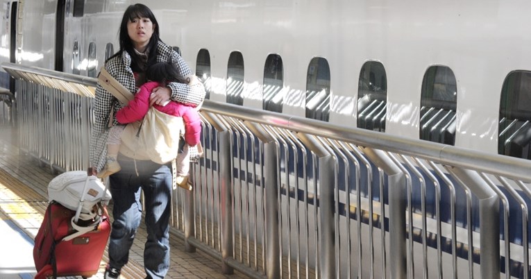 Evo zašto majke u Japanu ne guraju djecu u kolicima, već ih nose u nosiljkama