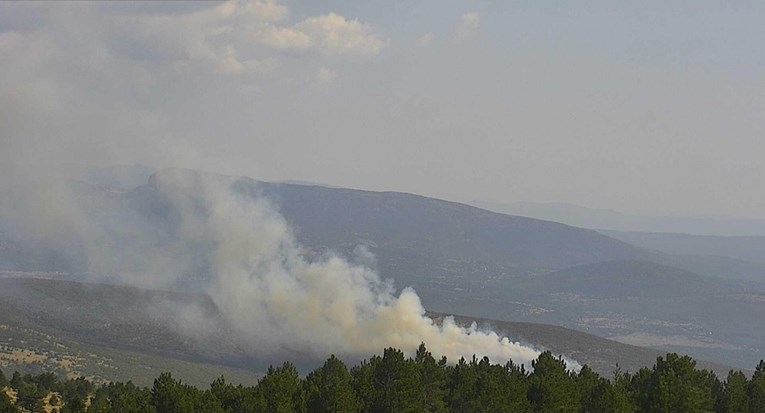 Planuo požar kod Knina, gase ga četiri kanadera