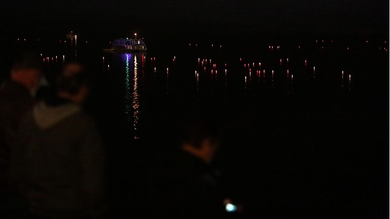 Niz Dunav pušteno nekoliko stotina lampiona. Neki su crveni, neki bijeli