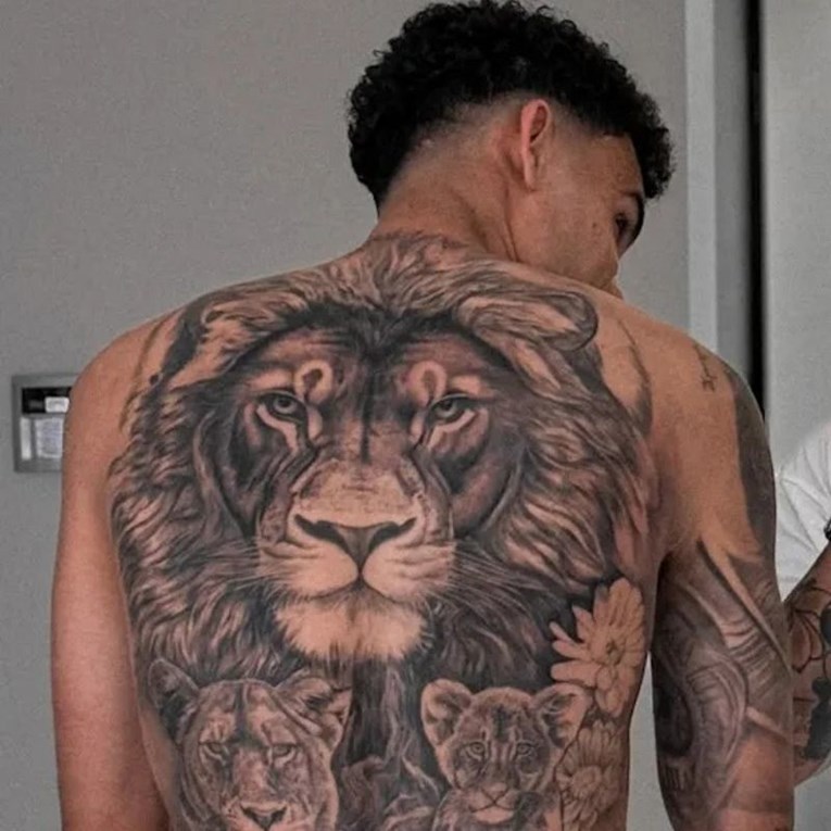 FOTO Zvijezda Bayerna skrivala tetovažu preko cijelih leđa skoro šest mjeseci