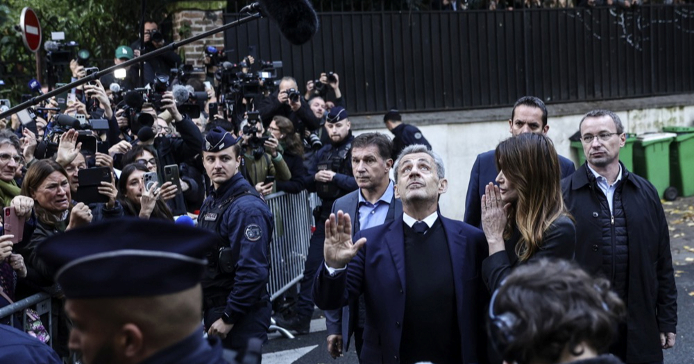 FOTO I VIDEO Sarkozy stigao u zatvor. Ljudi mu ispred kuće pjevali Marseljezu
