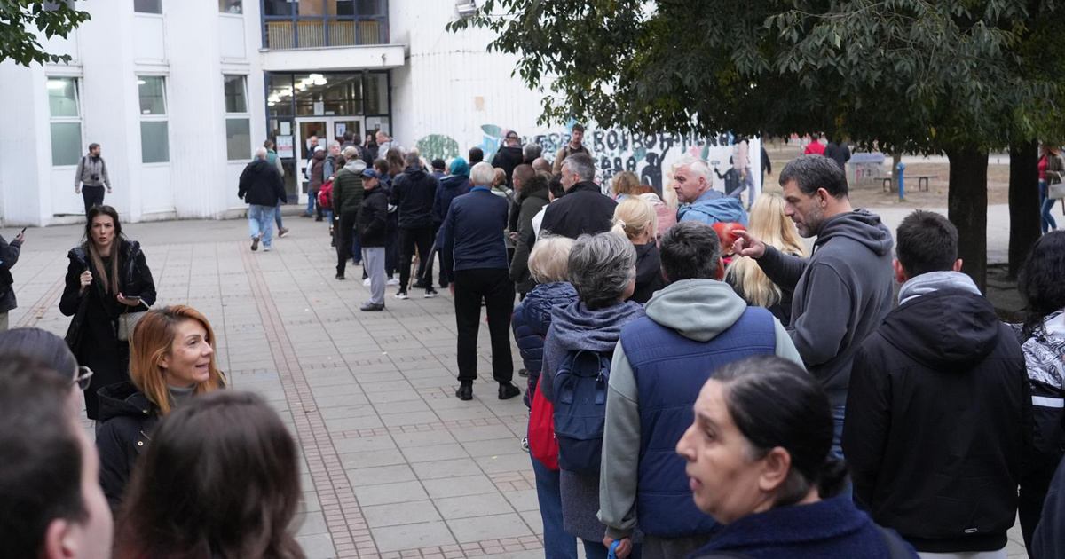 Dan odluke u Srbiji. Otvorena su birališta, od ranog jutra redovi