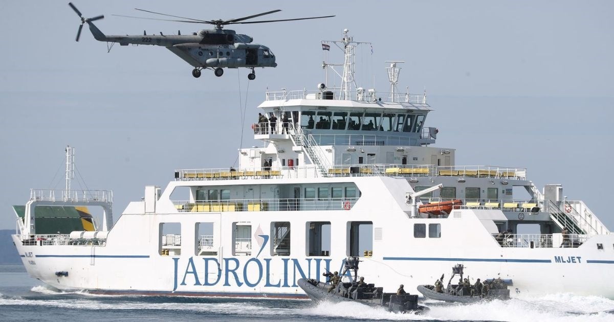 Pokazna vježba policije i vojske u Splitu. Zauzeli trajekt "koji su oteli teroristi"