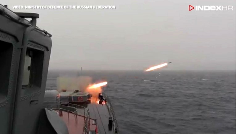 VIDEO Rusi u vježbi na rubu Europe s brodova ispalili na desetke raketa