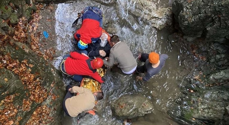 Planinar pao s 10 metara visine u potok u kanjonu Vražji prolaz, spasili ga HGSS-ovci