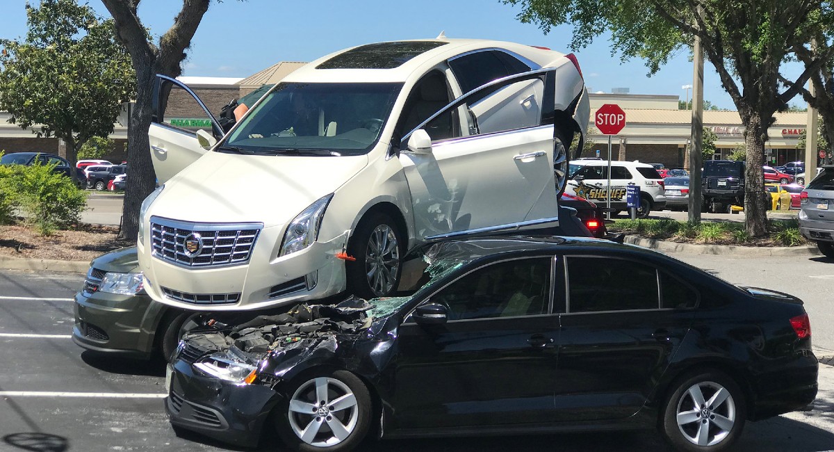 VIDEO Umirovljenik se zbunio i parkirao Cadillac na krov drugog auta
