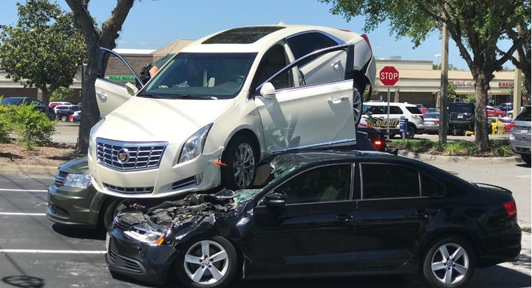VIDEO Umirovljenik se zbunio i parkirao Cadillac na krov drugog auta