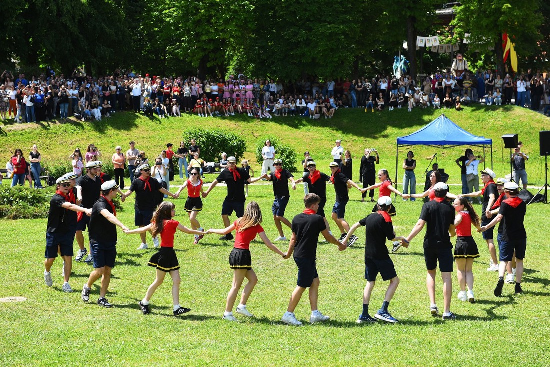 FOTO Karlovački maturanti otplesali tradicionalno salonsko kolo