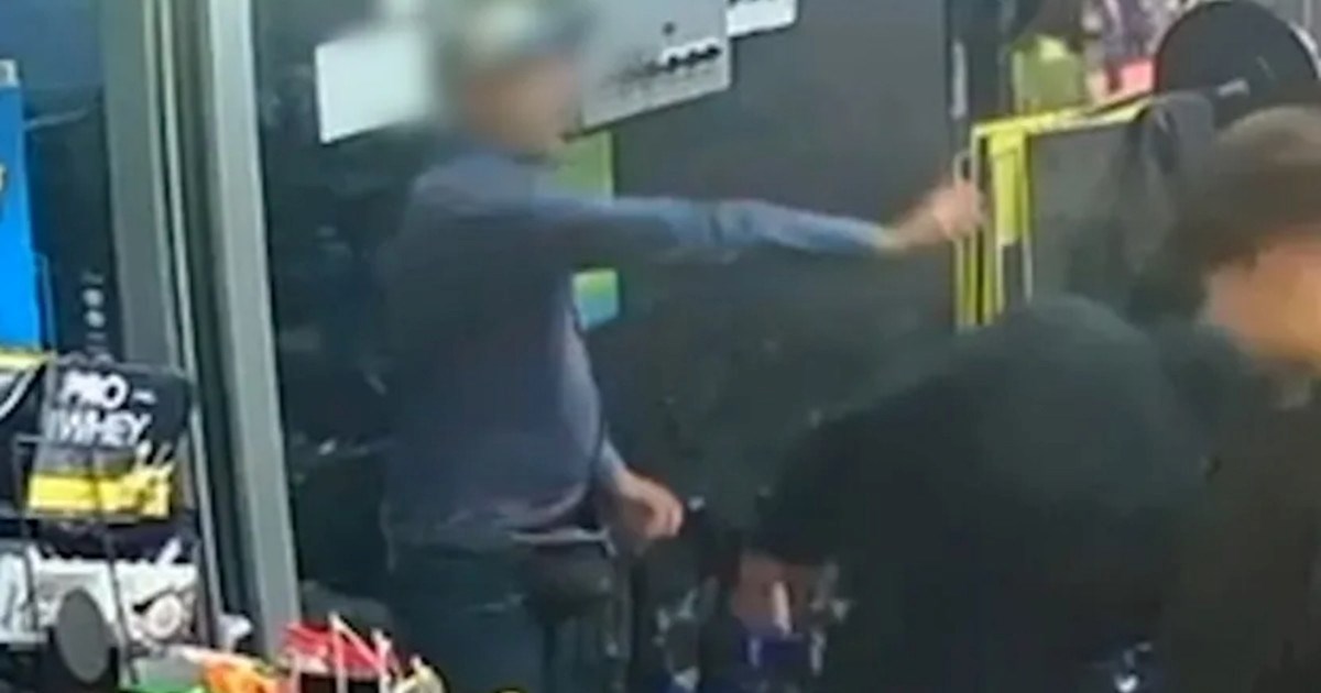 Nožem i suzavcem napao MMA borce u Beogradu pa su ga pretukli. Procurila nova snimka