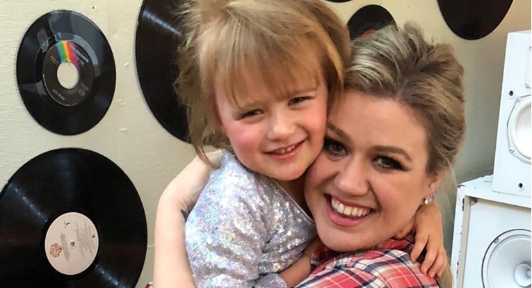Pjevačica šestogodišnjoj kćeri obojila kosu pa je prozvali najgorom mamom na svijetu