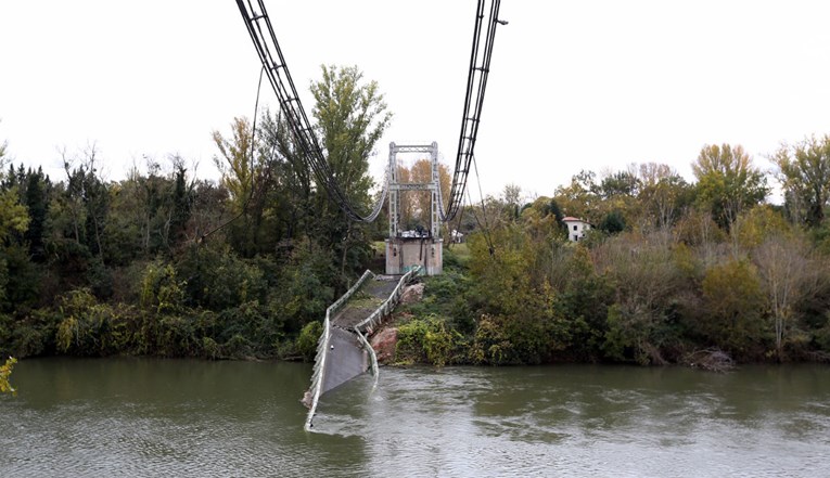 Most u Francuskoj se urušio jer je preko njega prešao pretežak kamion?
