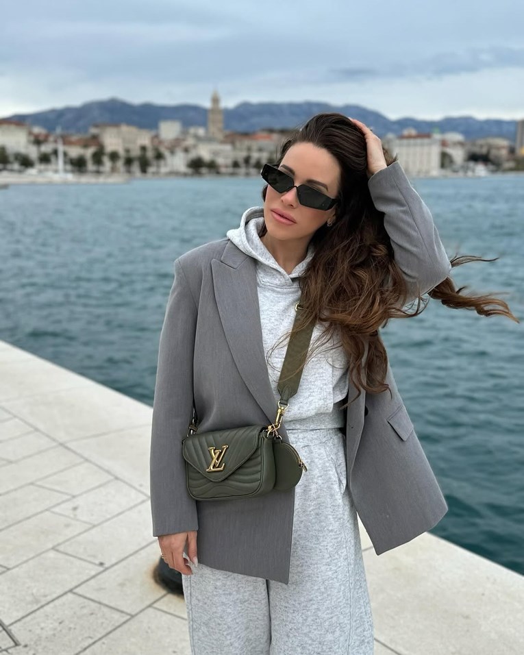 Prada, LV i siva trenirka: Raquel Mauri u ležernom outfitu izgleda šik