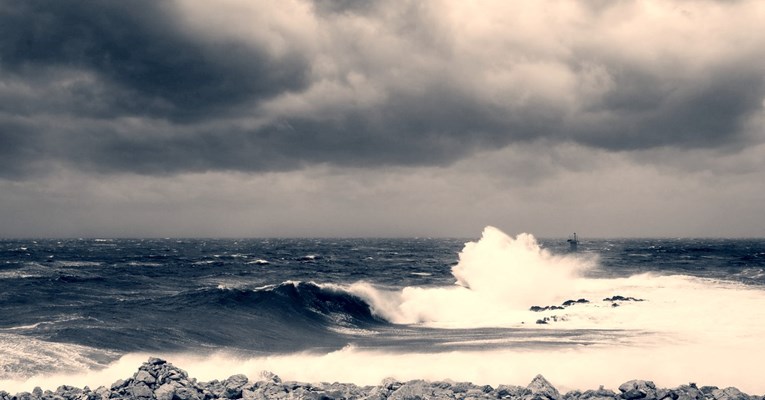 Za obalu upaljen Meteoalarm, očekuju se valovi od 2.5 m, kiša i susnježica na kopnu