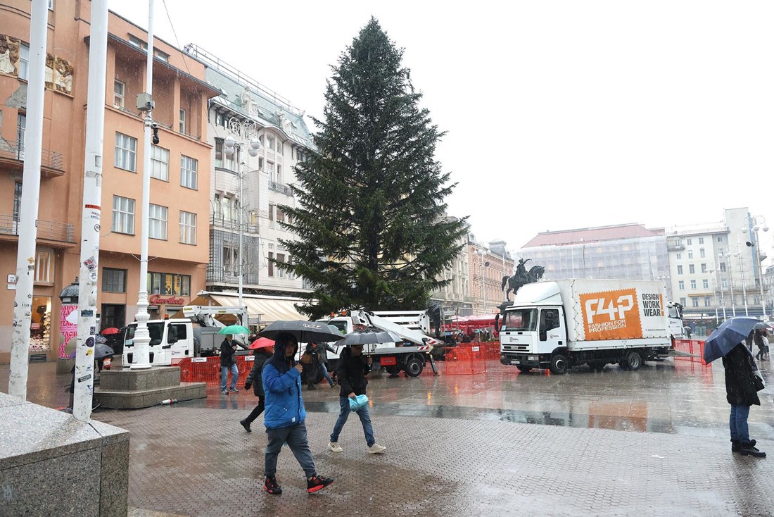 Zbog jake kiše odgođeno ukrašavanje bora na Trgu bana Jelačića