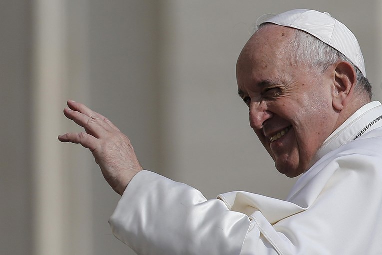 Papa gotovo pola sata bio zaglavljen u liftu, spasili ga vatrogasci