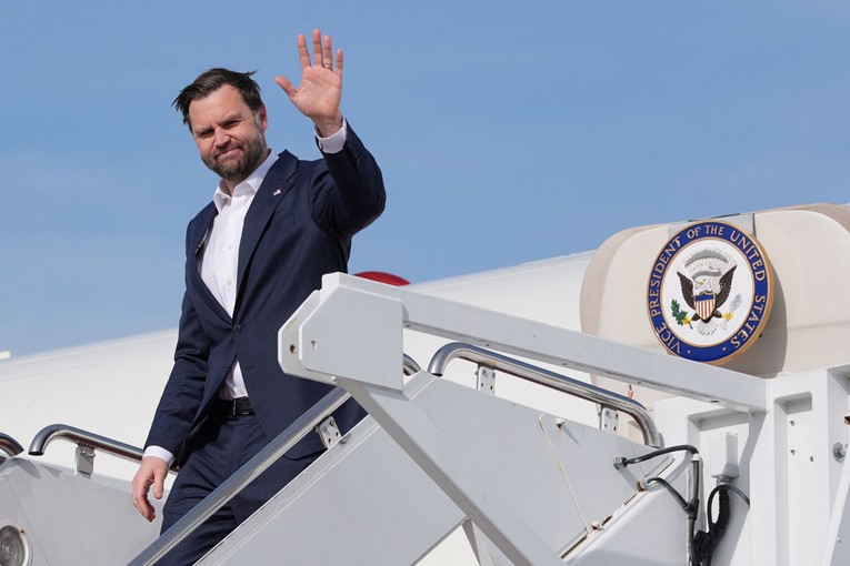 J.D. Vance s izaslanstvom na putu prema Islamabadu