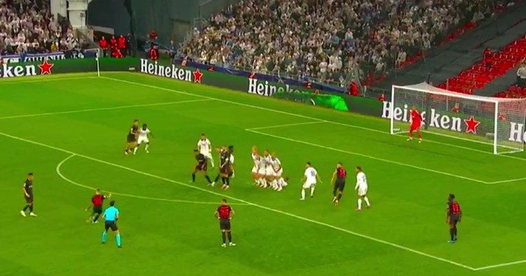 VIDEO Majstorija igrača Bayera iz slobodnjaka. Hrvatski golman nije imao šanse