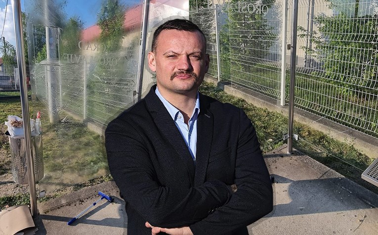 FOTO Viktor Šimunić, gradonačelnik Oroslavja, oprao stakla na autobusnoj stanici