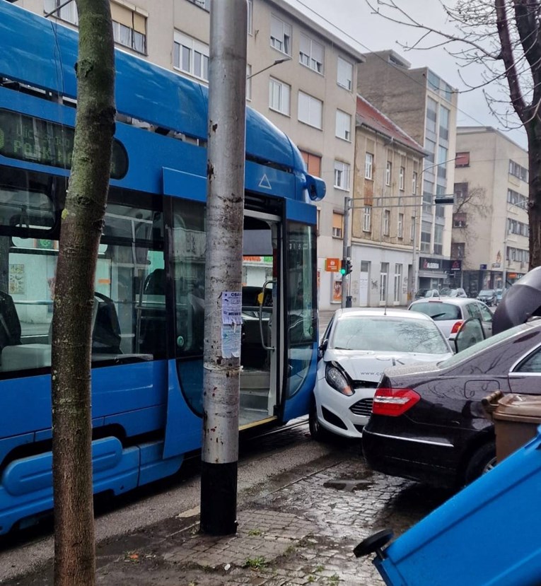 VIDEO Tramvaj udario auto na zagrebačkom Kvatriću, jedna osoba ozlijeđena