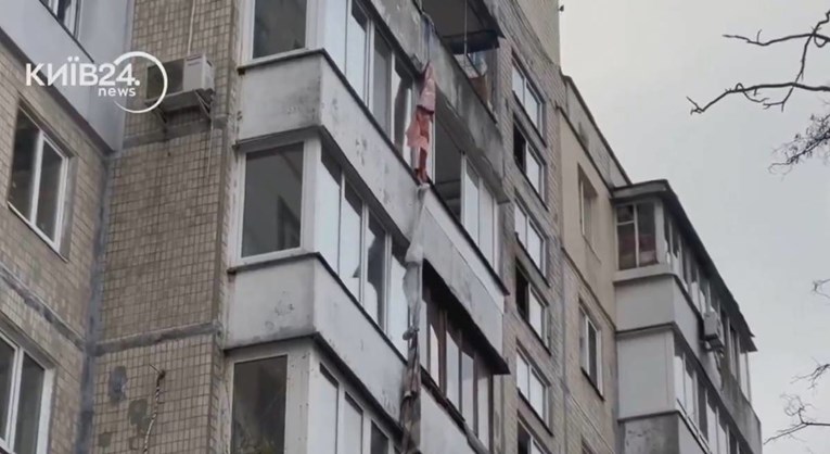 Potresna snimka iz Kijeva: Vezali deke da mogu pobjeći iz gorućeg stana