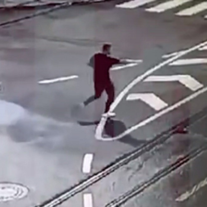 Pojavio se video: Mladić trči Beogradom i spušta se prema Savi. Netko pliva u rijeci