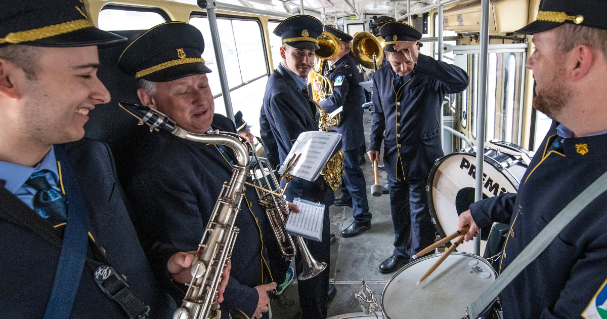 Orkestar ZET-a na Dan grada iznenadio Zagrepčane, svirao po tramvajima