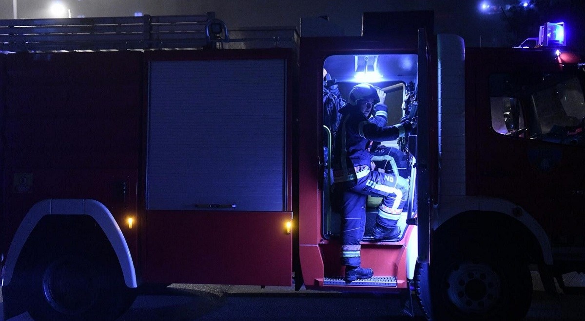 U Zagrebu usred noći zapalio ulazna vrata stana u kojem su bili muškarac i djevojka