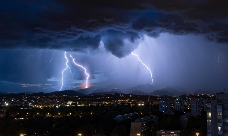 Večeras stiže promjena, najavljena nevremena. Izdana upozorenja za tri regije