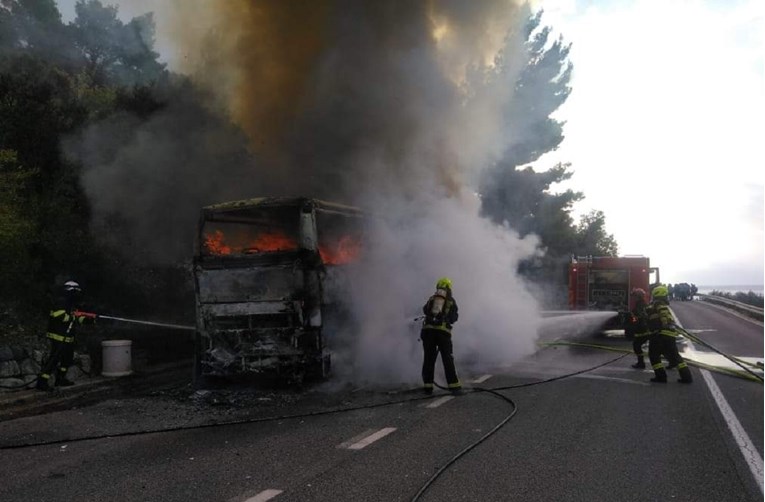 VIDEO Na Jadranskoj magistrali blizu Makarske izgorio autobus, nema ozlijeđenih