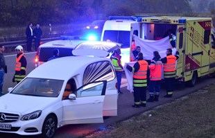 Opet se prevrnuo bus na autoputu u Njemačkoj. Putnici bili srednjoškolci, nema mrtvih
