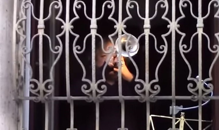 VIDEO Trubač u Milanu zasvirao na prozoru, snimka mnoge dirnula