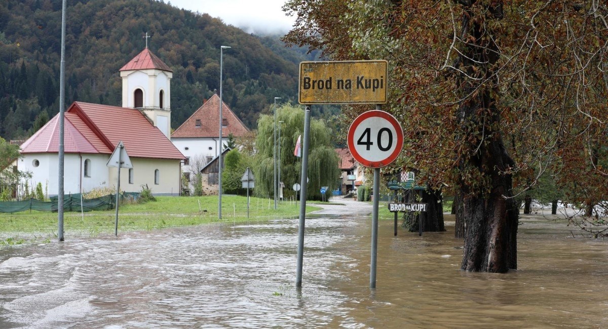 Naglo porastao vodostaj Kupe, izlila se u Brodu na Kupi. Očekuje se brzo opadanje