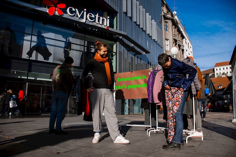 Na Crni petak u centar Zagreba donijeli gomilu odjeće: "100% popusta"