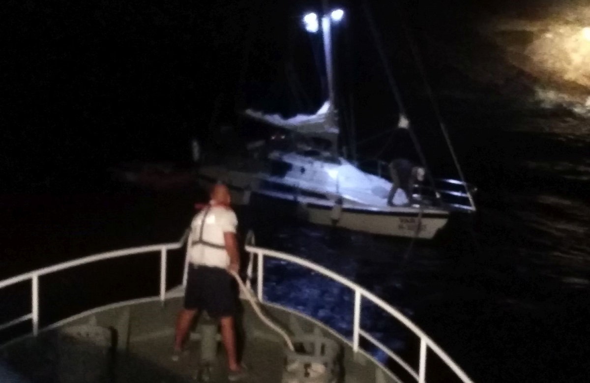 Četveročlana obitelj nedaleko od Brača spašena s jedrilice po olujnom nevremenu