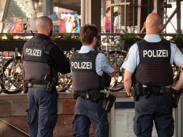 Kondukter u Njemačkoj preminuo nakon što ga je napao putnik