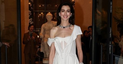 Anne Hathaway oduševila u haljini povoljnog brenda