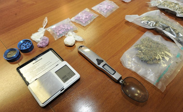 U Puli privedeno pet dilera, pronađena droga u vrijednosti većoj od milijun kuna