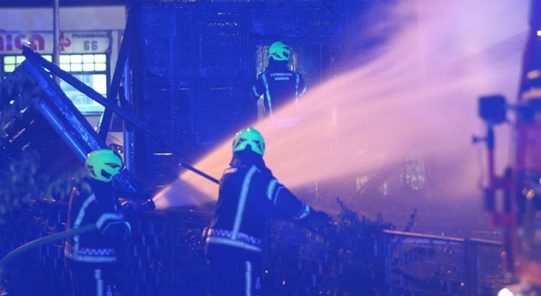 Izgorjela kuća u Zagrebu, požar gasilo 19 vatrogasaca
