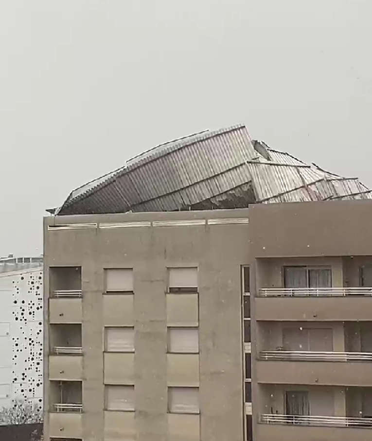 VIDEO Pogledajte kako vjetar čupa krov sa zgrade u Zagrebu