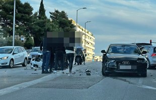 FOTO Nesreća u Splitu, sudarili se taksi i osobno vozilo