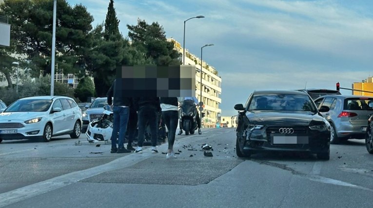 FOTO Sudar taksija i osobnog vozila u Splitu, kolnik bio pun krhotina